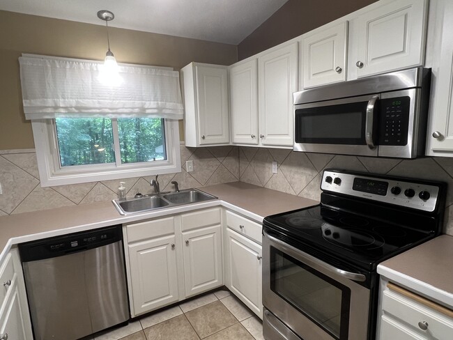 Building Photo - 6811 Balsam Ln N
