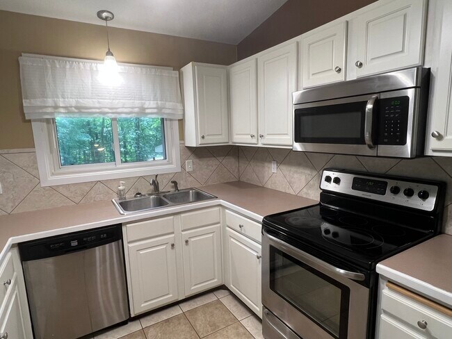 Foto del edificio - 6811 Balsam Ln N