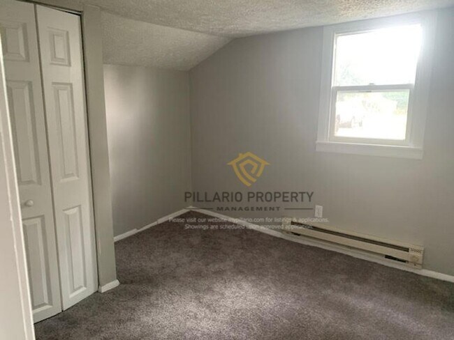 Building Photo - Renovated 2 Bedroom / 1 Bath Home – Move-I...