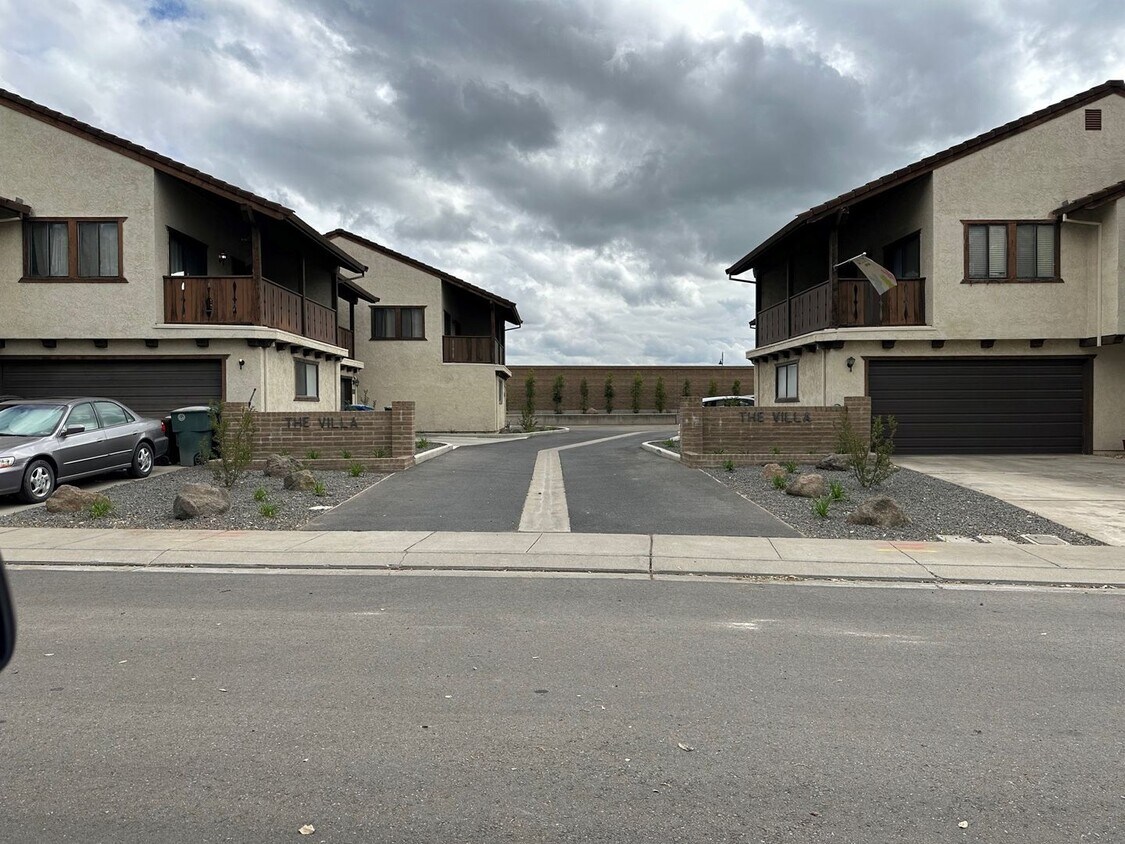 Foto principal - 3 Bedroom 2.5 Bathroom Townhome with Garag...