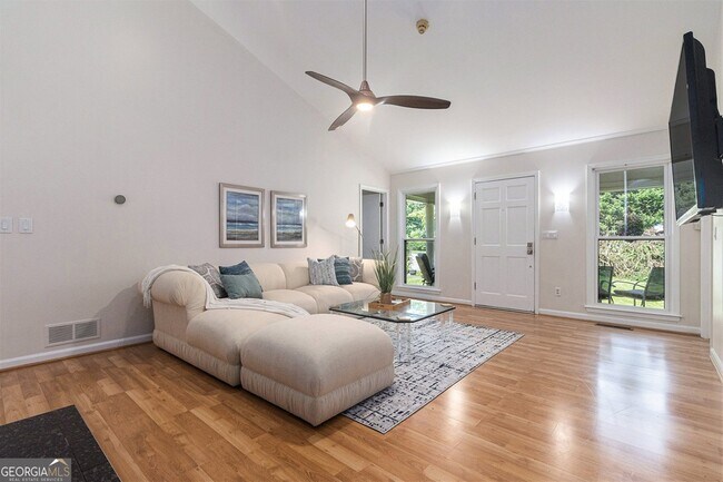 Photo - 1402 McLendon Dr House