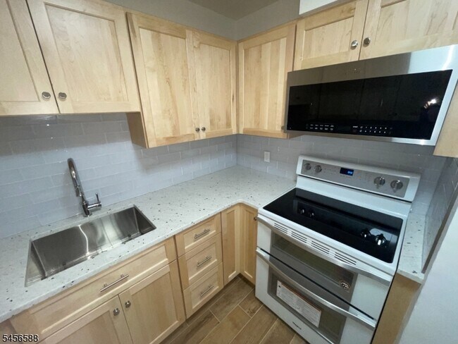 Building Photo - 6 E Blackwell St