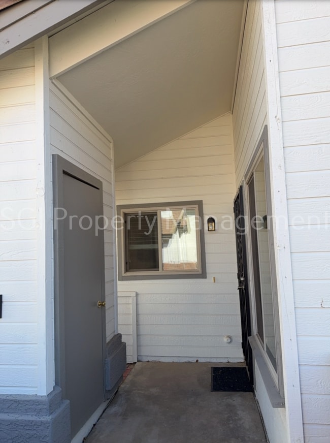 Building Photo - 2201 N Comanche Dr