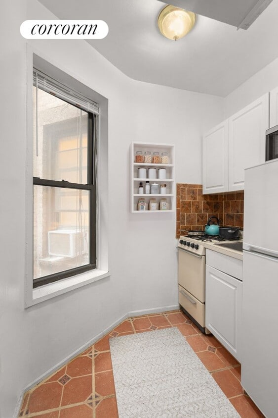Building Photo - 320 E 90th St