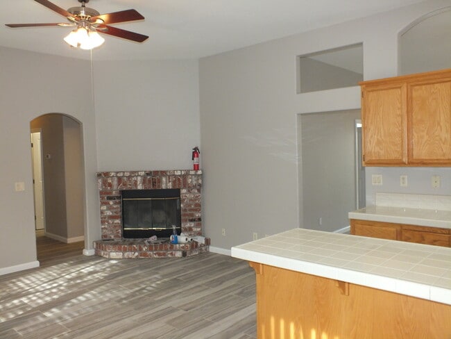 Building Photo - 3/2 1700 sf home within walking to EDH Tow...