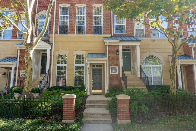 Building Photo - Inviting Townhome with Spacious Living & Convenient Location