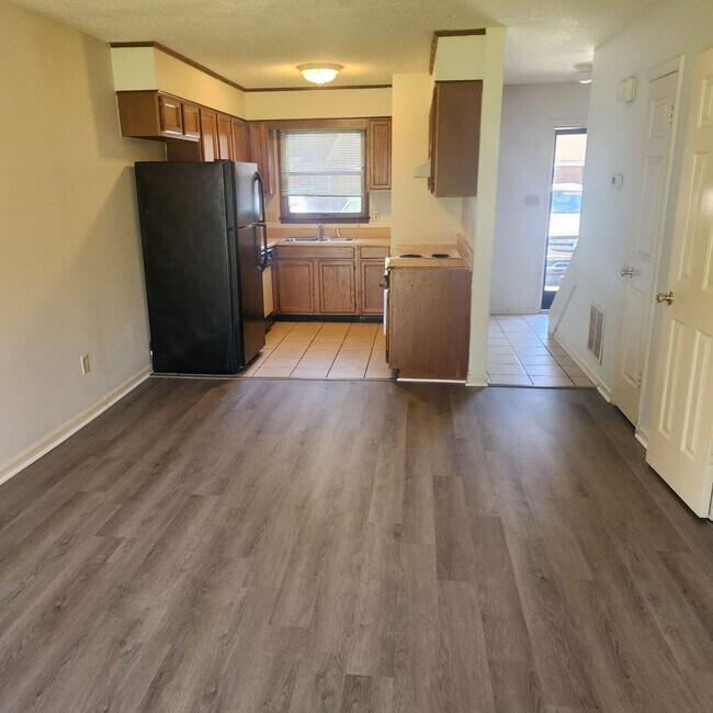 Building Photo - End Unit Townhome in Between Kernersville ...