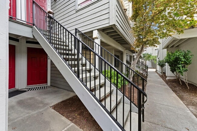 Building Photo - "Chic & Cozy 1-Bedroom Retreat with Pool Access in San Jose"