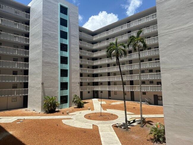 Foto del edificio - 15600 NW 7th Ave