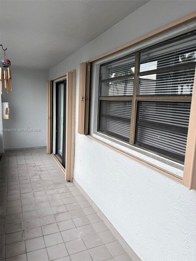 Foto del edificio - 18350 Mediterranean Blvd