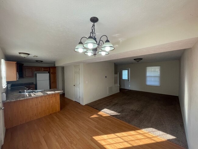 Building Photo - Spacious 3 bedroom, 2.5 bathroom Duplex