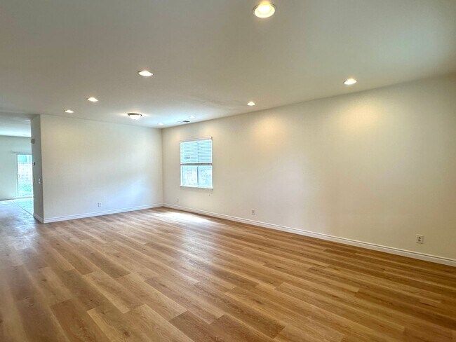 Foto del edificio - Spacious Family Oasis in the Heart of East...