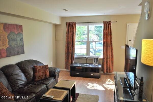 Building Photo - 313 Charles St