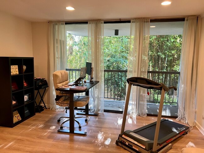 Living room - 911 N Kings Rd