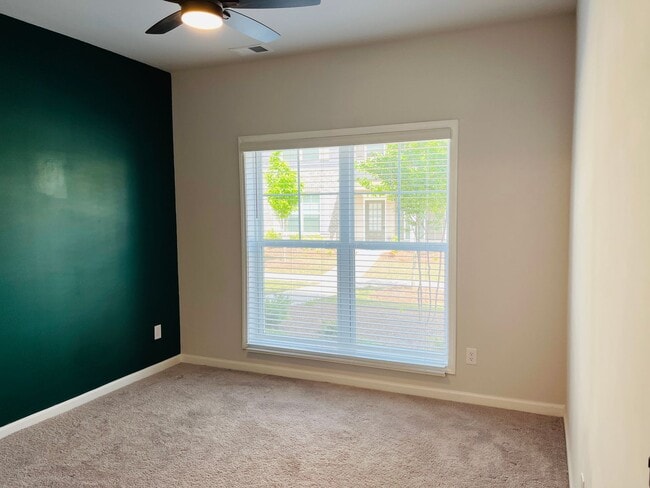 Building Photo - Stunning 3 bedroom, 3.5 bathroom townhome ...
