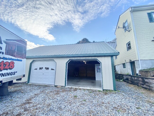 Foto del edificio - 672 Bloom Rd