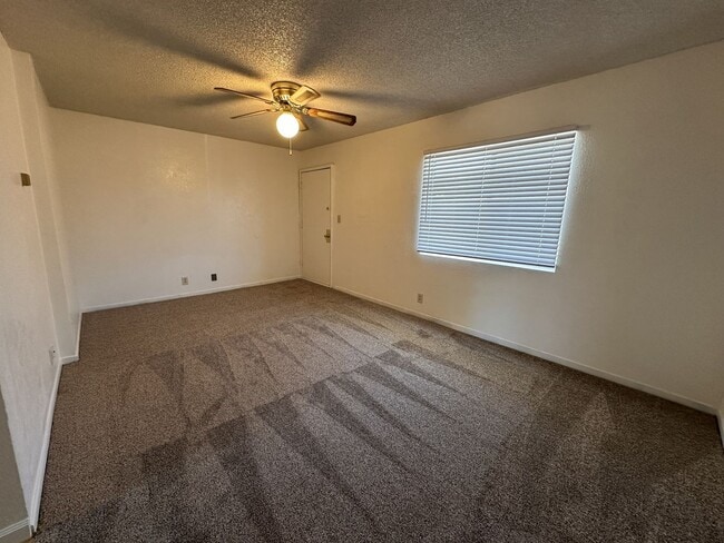 Foto del edificio - 2 bed, 1 bath Upstairs Apartment