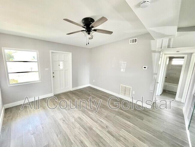 Building Photo - 3436 Lucerne Terrace