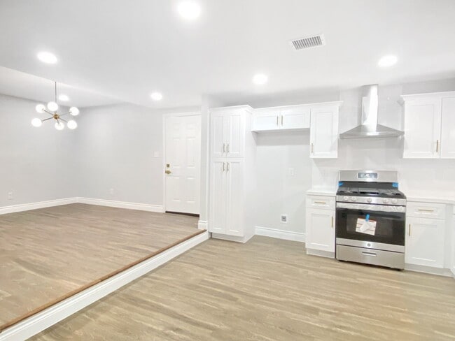 Building Photo - 810 Avenue D