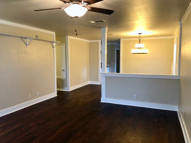 Building Photo - 15107 Chamberlain Ct