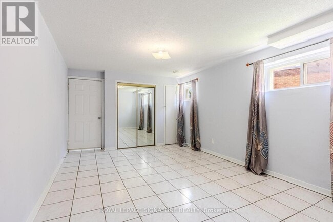 Photo du bâtiment - 320 Royal Salisbury Way