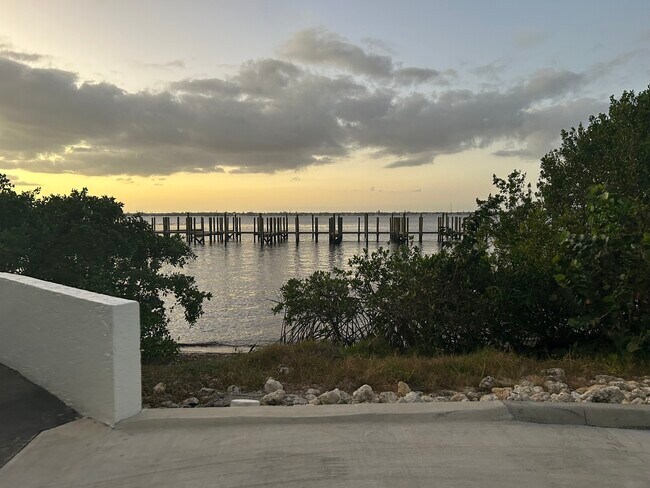 Foto del edificio - 2875 Palm Beach Blvd