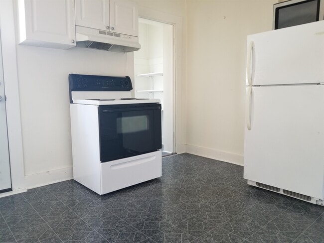 Building Photo - 211 W 5th St