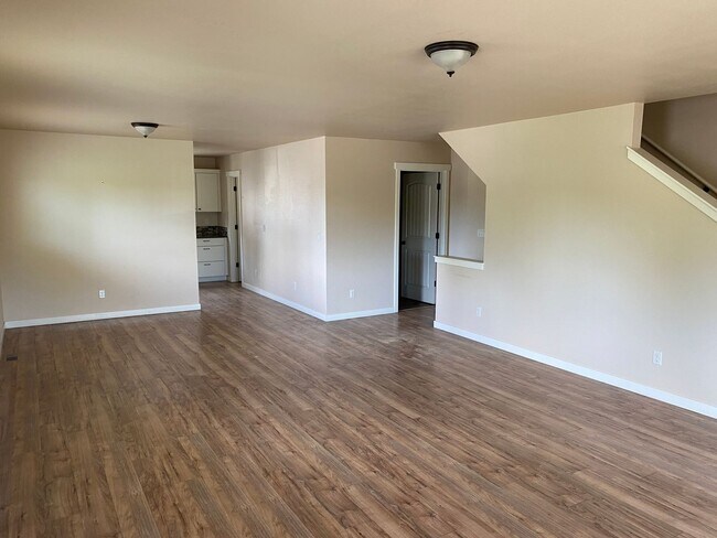 Building Photo - 4 Bed/3 Bath Townhome in NW Bend - Newport Ave