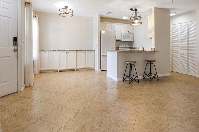 Building Photo - 2 Story 2 Bedroom Gem In Great Location Ne...