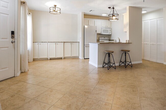 Foto del edificio - 2 Story 2 Bedroom Gem In Great Location Ne...