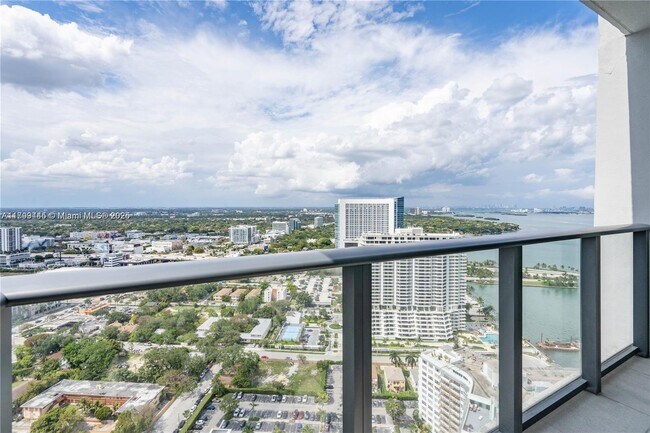 Foto del edificio - 650 NE 32nd St