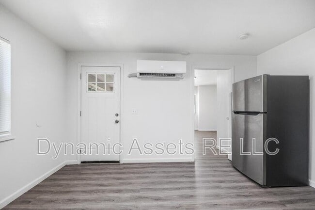 Building Photo - 208 E Park St