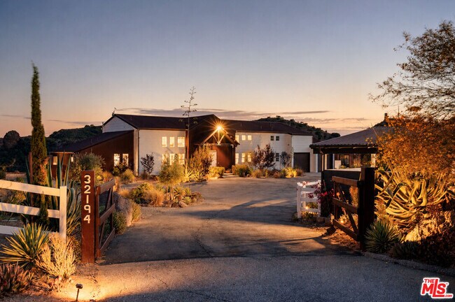 Foto del edificio - 32194 Mulholland Hwy