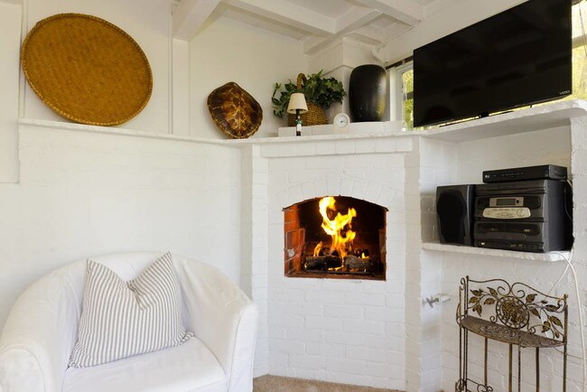 smartv with directv and HBO - 8950 St Ives Dr