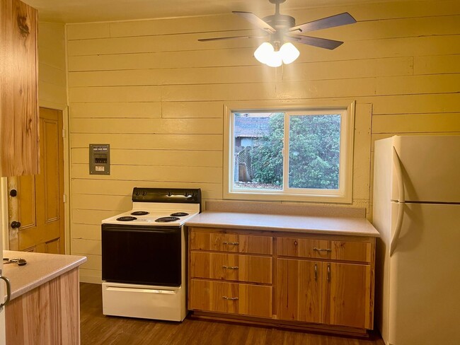 Building Photo - Studio, 1 bath House - 20797 Walnut St