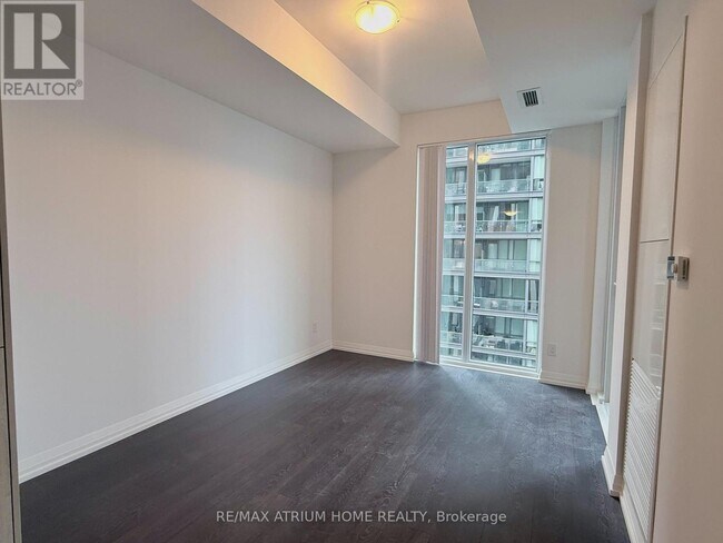Photo du bâtiment - 400 King St W