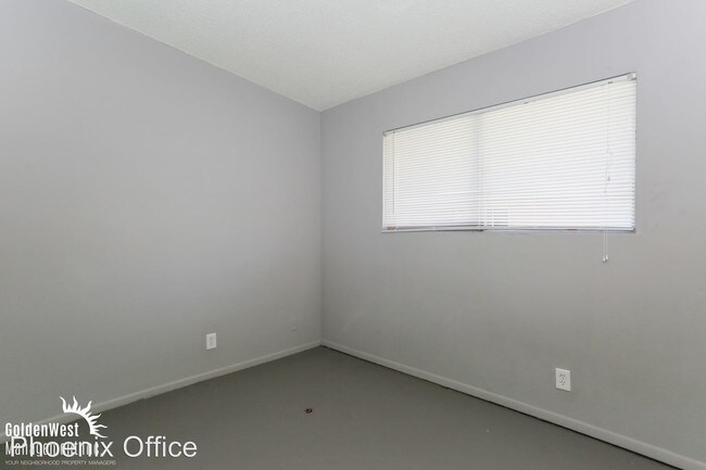 Building Photo - 2201 W Glenrosa Ave