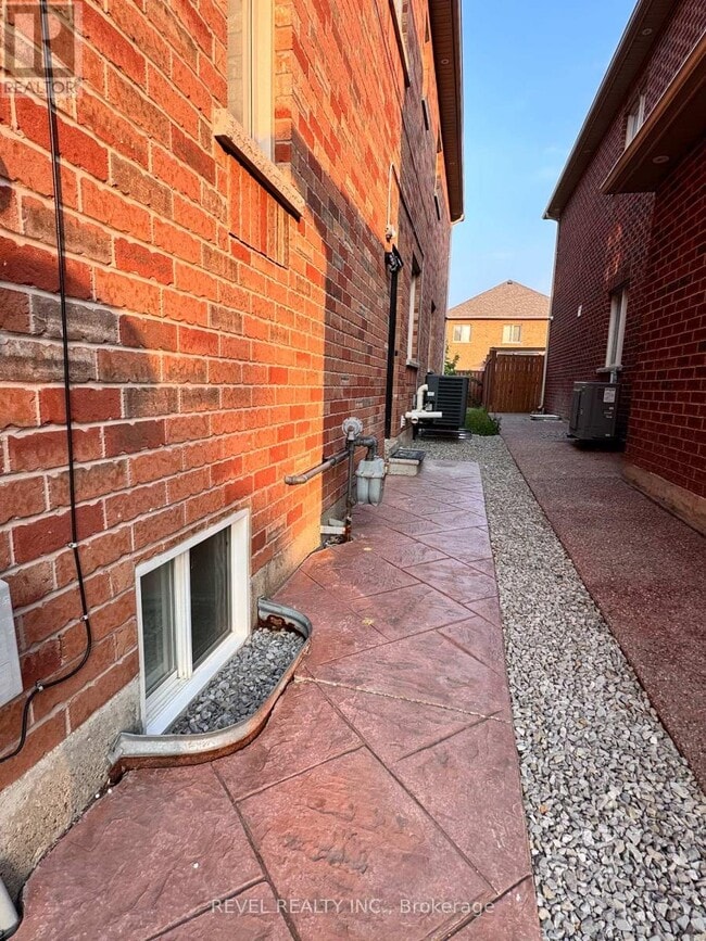 Building Photo - 9 Lyndbrook Crescent