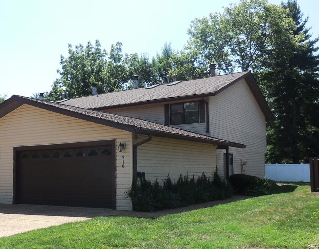Primary Photo - 2 Bedroom 1.5 Bath Townhouse with Fireplac...