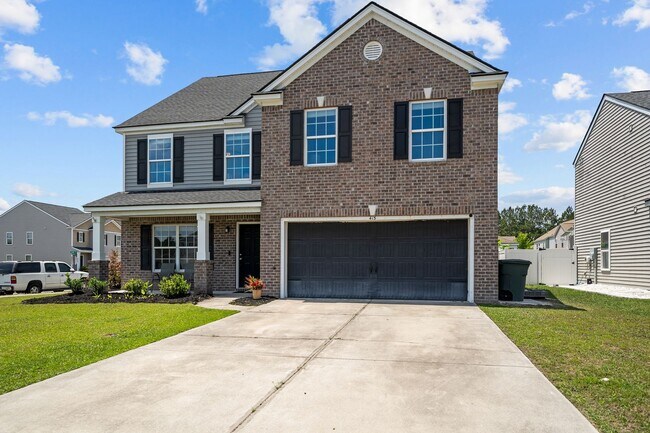 Foto del edificio - Spacious 5-Bedroom Home Near Fort Stewart with Fenced Yard & Patio