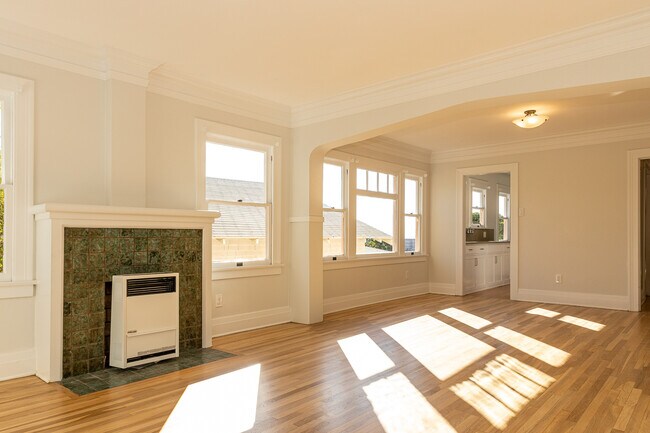 Building Photo - 1633 Edgecliffe Dr