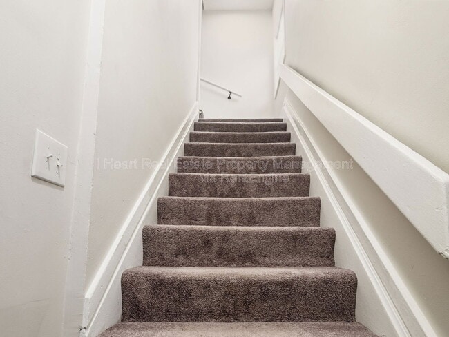 Building Photo - 878 1/2 Sullivant Avenue