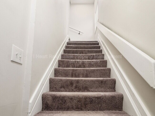 Foto del edificio - 878 1/2 Sullivant Avenue