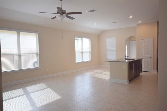 Foto del edificio - 420 Blue Waterleaf Ln