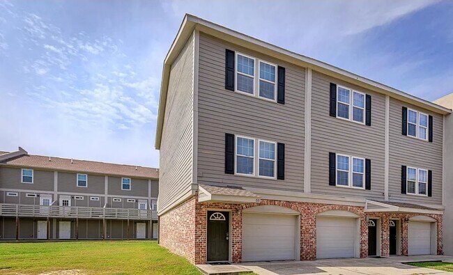 Building Photo - Fully Furnished 2BR/2.5 BA plus office wit...