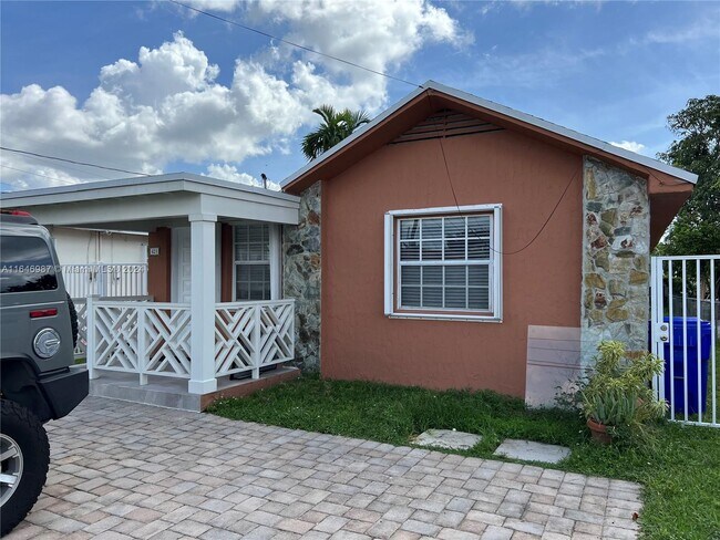 Foto del edificio - 421 NW 57th Ct