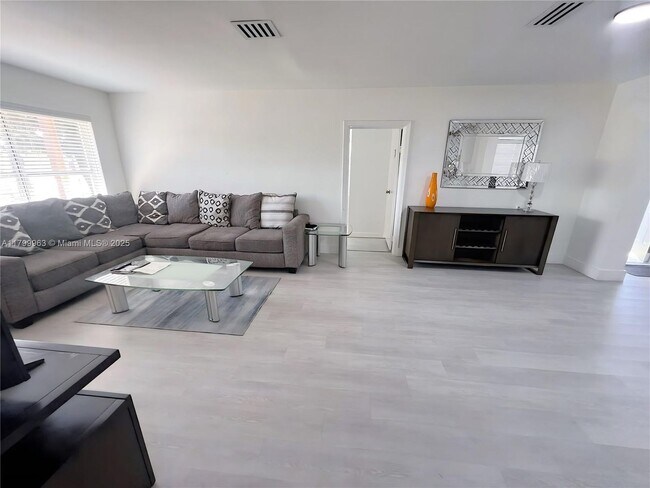 Foto del edificio - 3361 NW 5th Pl