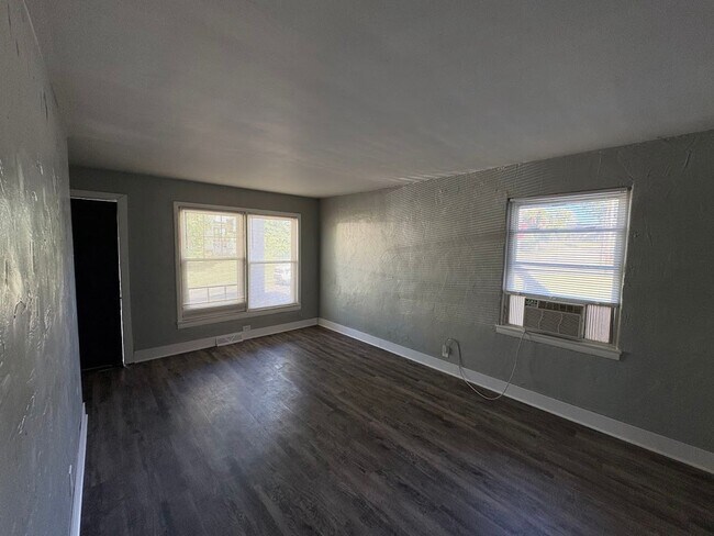 Foto del edificio - Three bedroom one bathroom apartment for rent