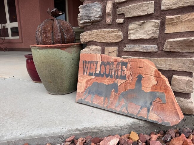 Foto del edificio - Stylish One-Story FULLY FURNISHED 3Bed, 2Bath, 2Car in Fruita CO!!!