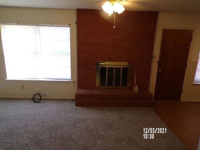 Building Photo - 3 Bedroom Home
